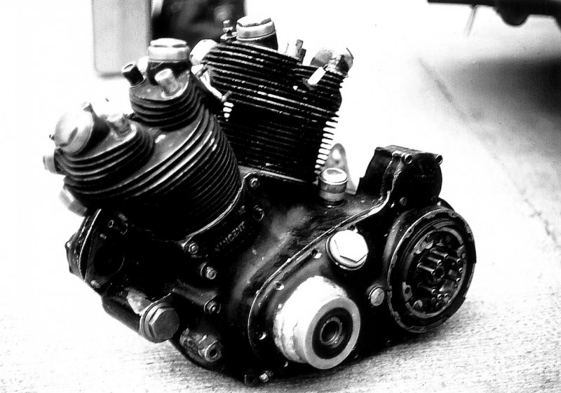 Black-Lightning-F10-AB-1-C-2752-engine-w